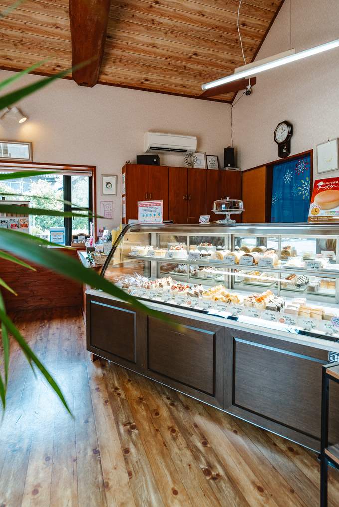 店内のケーキショーケース
